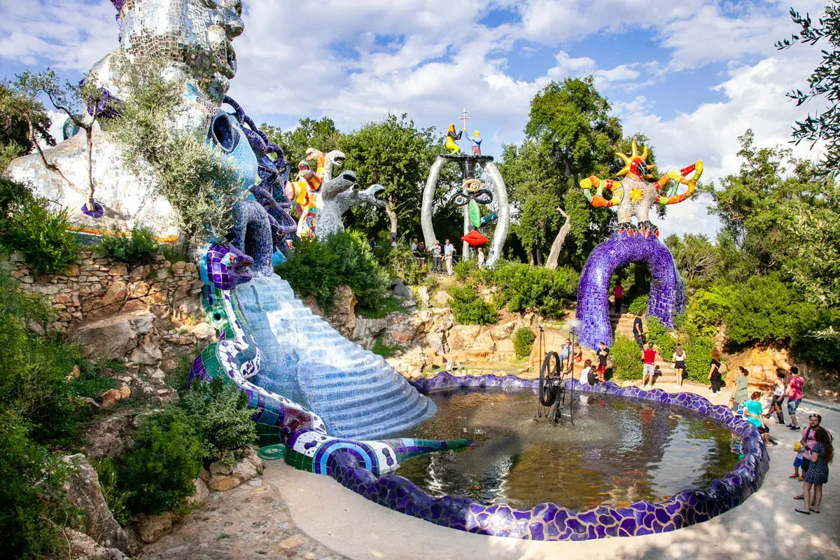 Il Giardino dei Tarocchi, un'esplosione di colori e forme fantastiche, con sculture monumentali e una fontana scintillante.