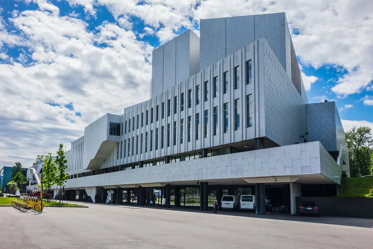 Edificio moderno con facciata a pannelli bianchi e finestre verticali, un esempio delle opere di Alvar Aalto.