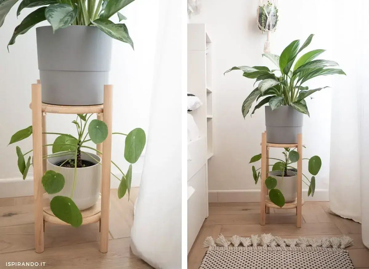 Rialzi per vasi piante fai da te in legno chiaro, con due piante su diversi livelli, per un tocco verde in casa.