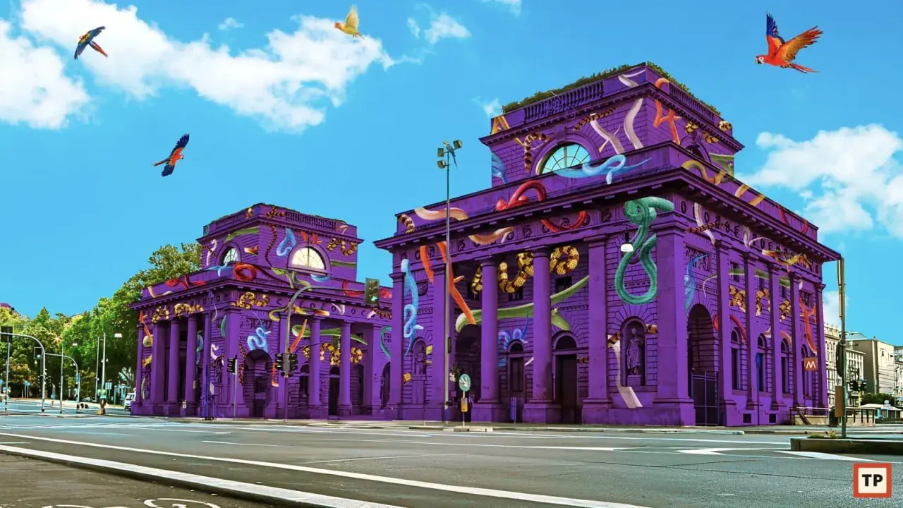 Edifici viola decorati con serpenti colorati e pappagalli volanti, un'installazione artistica che sembra un'opera fuori salone.