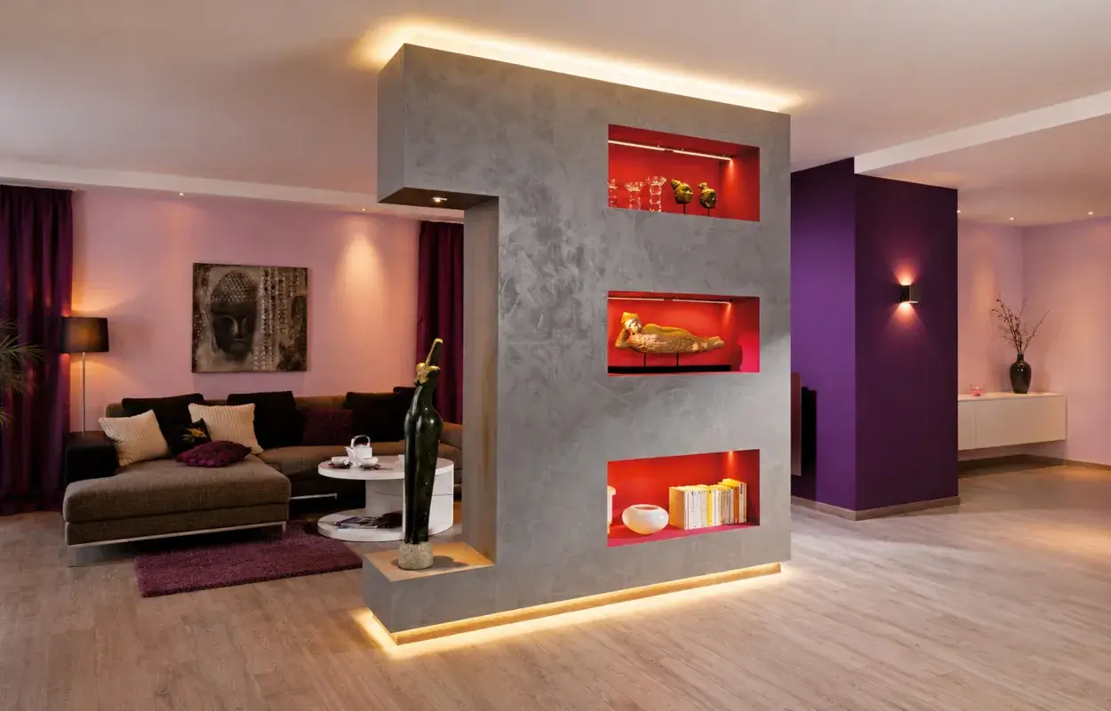 Una moderna parete divisoria con nicchie illuminate, un'idea su come creare una parete divisoria funzionale ed estetica.