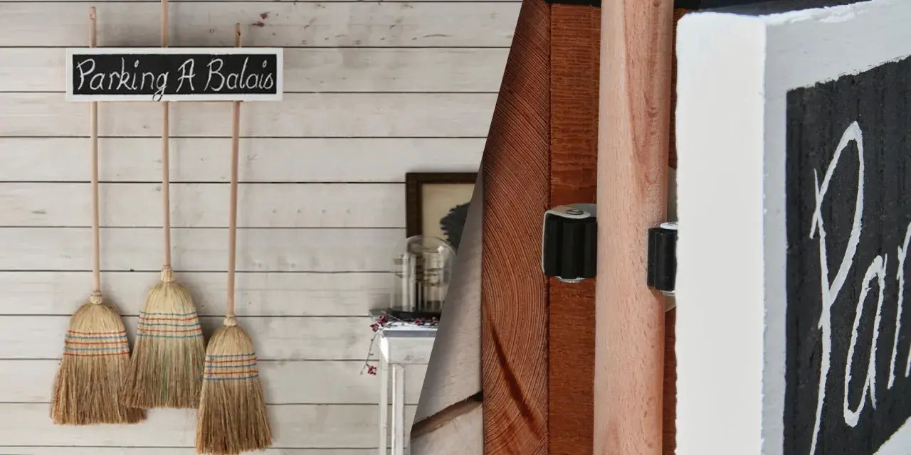 Idee portascope fai da te: tre scope appese a una lavagnetta "Parking à Balais" su parete di legno sbiancato.