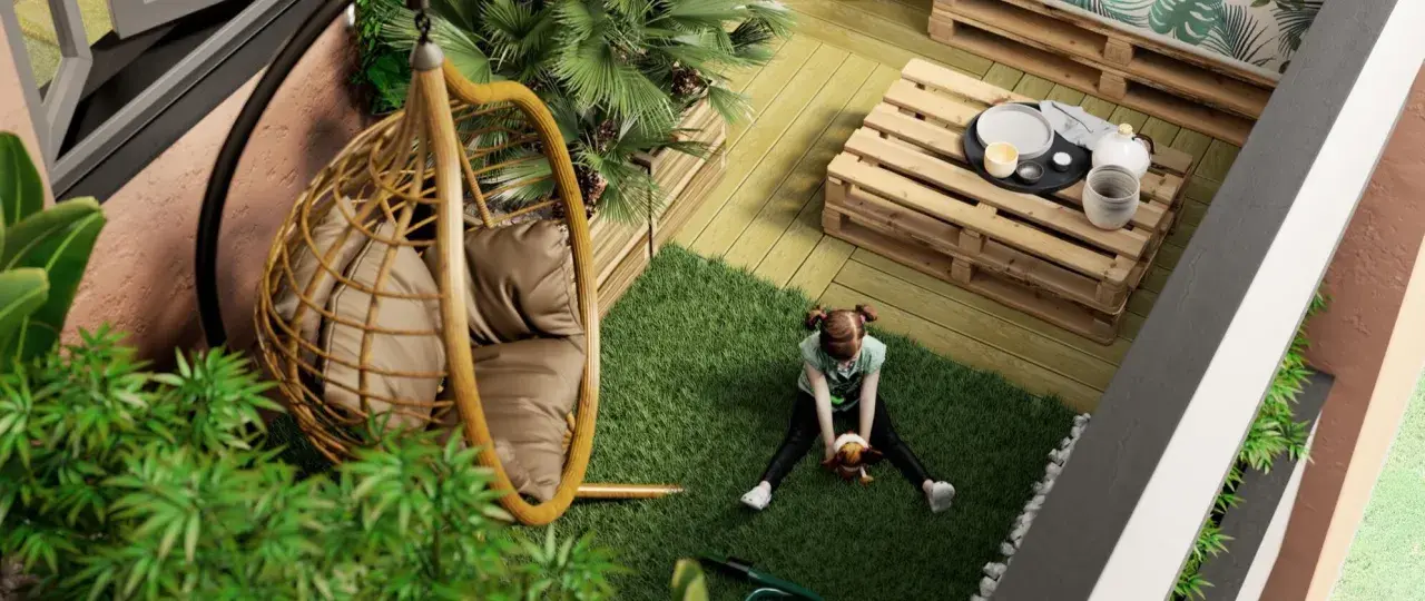 Bambina gioca su prato artificiale in un balcone con **giardini pensili**, sedia sospesa e tavolino fai-da-te.