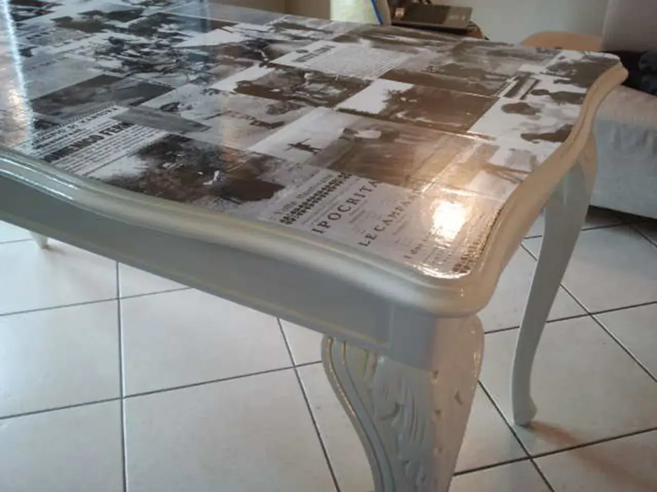 Tavolo con piano decorato con collage di vecchi giornali, un'idea originale per dipingere e personalizzare i tuoi mobili.