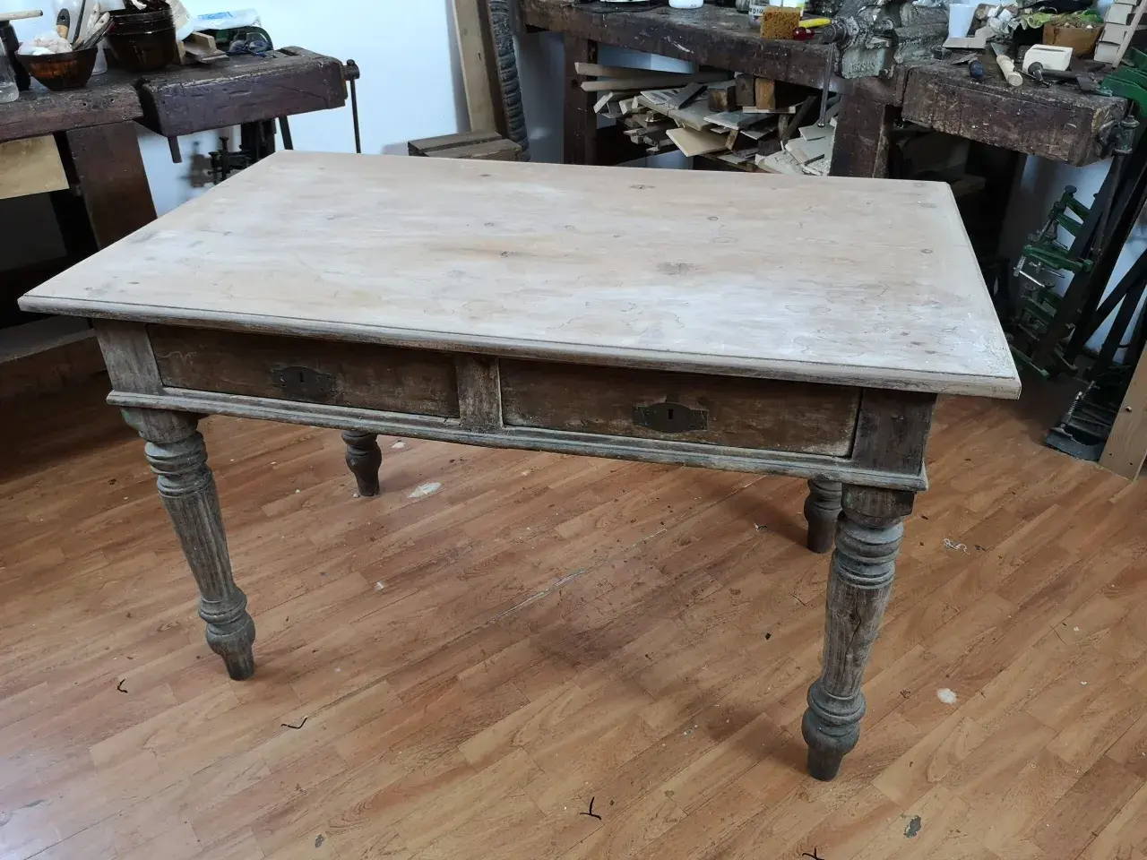Tavolo antico in legno grezzo, pronto per essere trasformato. Scopri come rendere moderno un tavolo antico con un restyling.