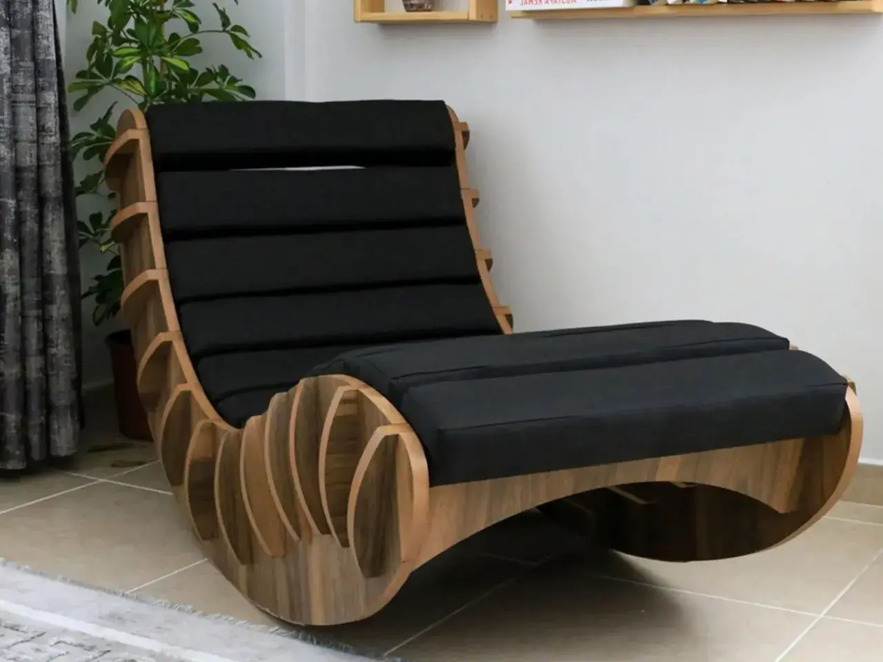 Sedia a dondolo fai da te in legno e tessuto nero, dal design moderno e accogliente, perfetta per rilassarsi.