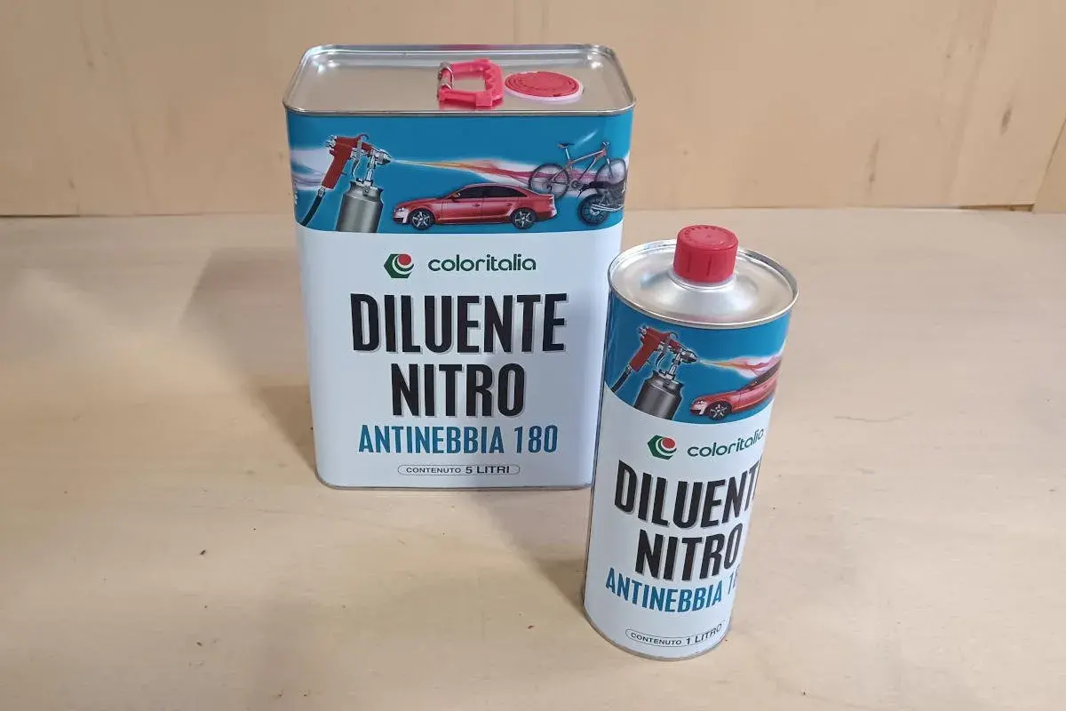 Due barattoli di diluente nitro antinebbia Coloritalia, uno da 5 litri e uno da 1 litro, pronti per la verniciatura.