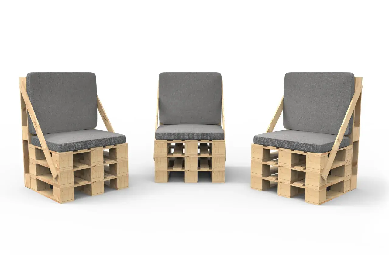 Tre sedute realizzate con pallet, con cuscini grigi, per un arredamento ecologico e di design.