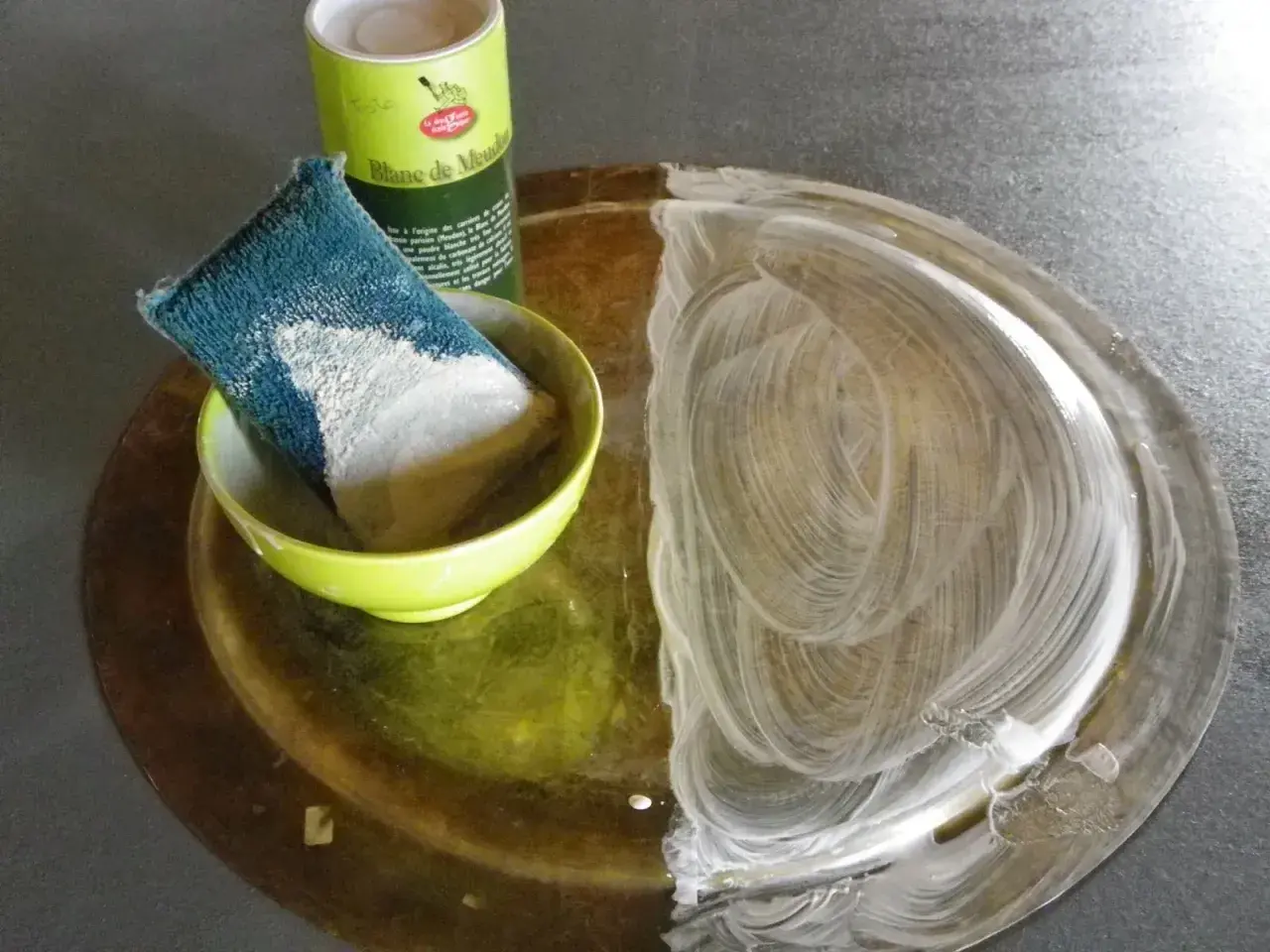 Pulire letto ottone ossidato con polvere bianca. Spugna in ciotola, prodotto in lattina.