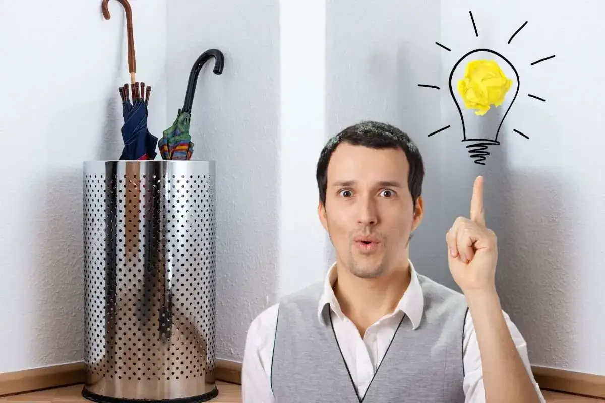 Un uomo ha un'idea geniale per un portaombrelli fai da te, ispirato dagli ombrelli nel contenitore.