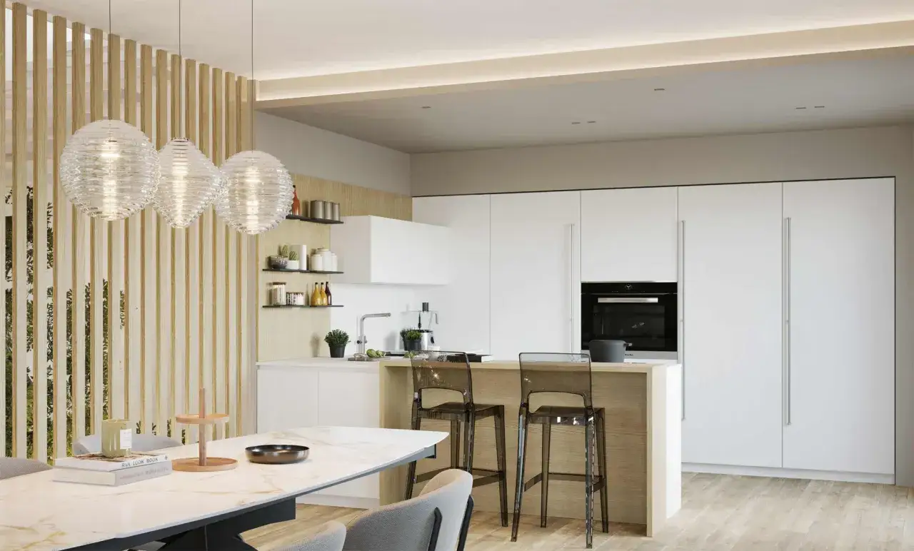 Cucina moderna con isola centrale, sgabelli trasparenti e un ampio open space illuminato da lampade a grappolo.
