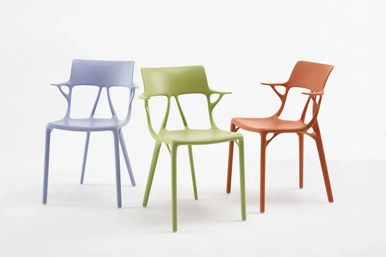 Tre sedie colorate, un'opera di design di Philippe Starck, con forme organiche e moderne su sfondo bianco.