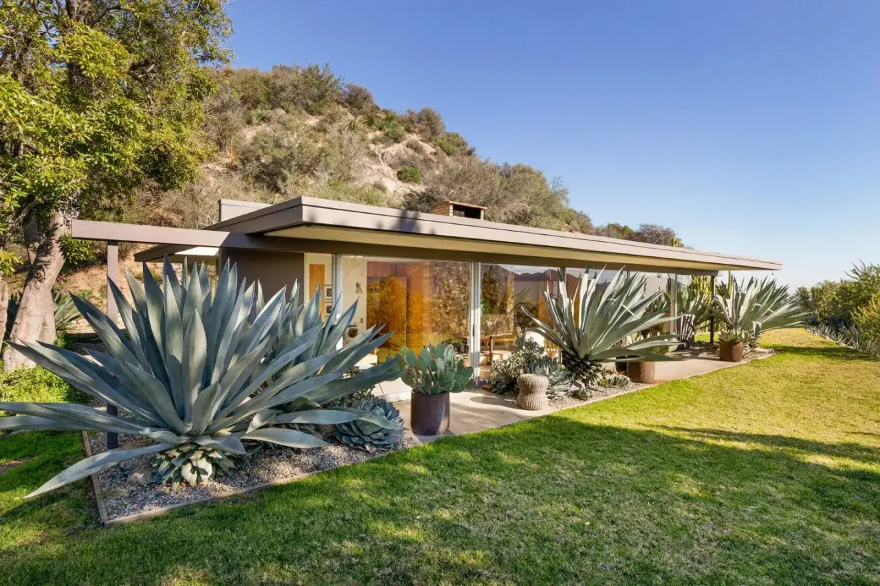 Casa moderna con ampie vetrate e agave giganti, un esempio di architettura di Richard Neutra.