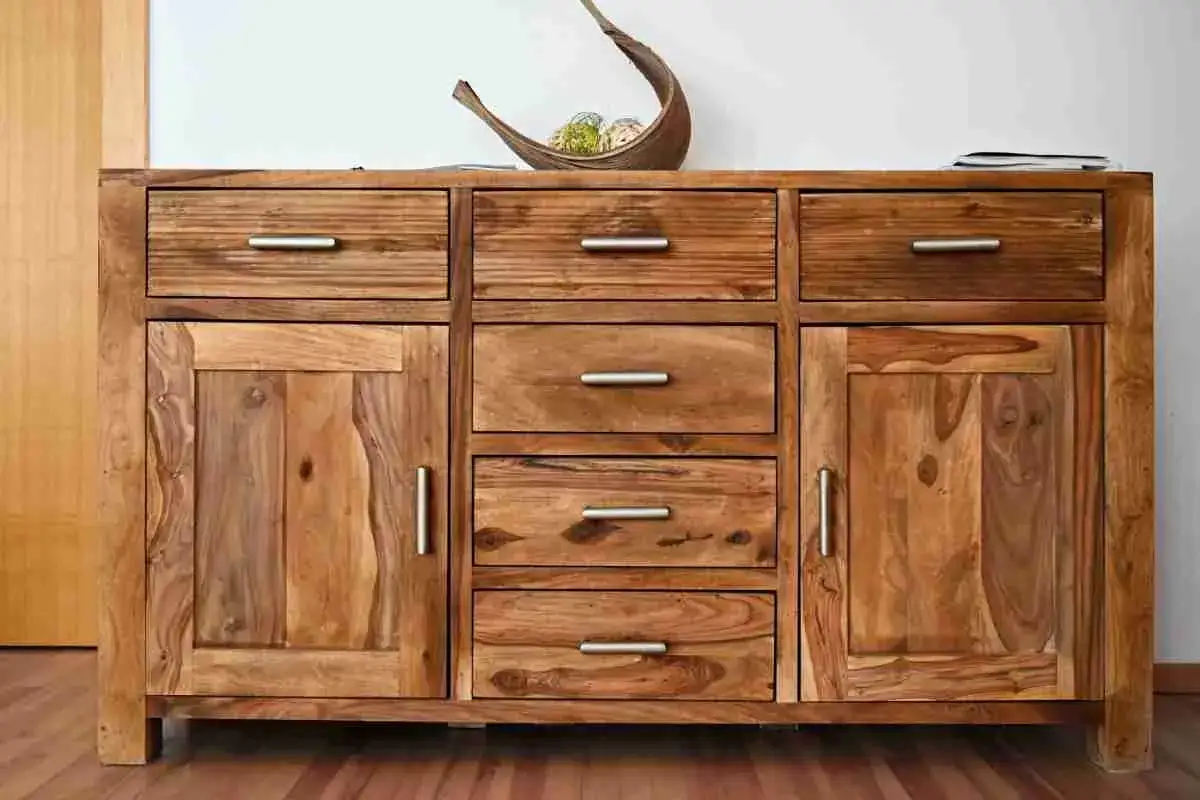 Credenza in legno massello con ante e cassetti. La finitura naturale esalta la bellezza del legno, perfetta per chi ama dipingere legno con stile.