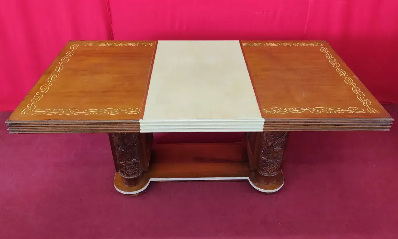 Tavolo antico con intarsi dorati e inserto centrale chiaro. Un esempio di come rendere moderno un tavolo antico con un restyling.