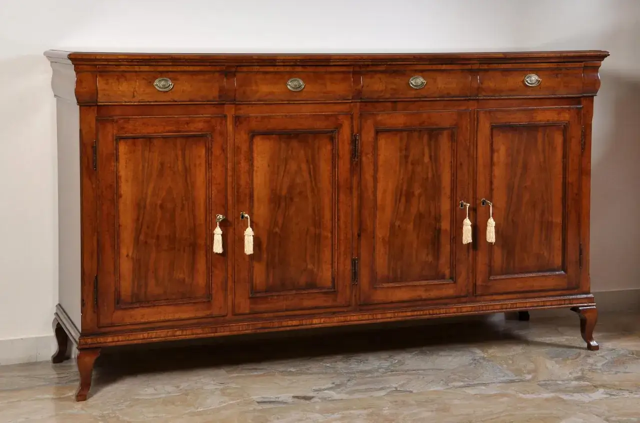 Credenza in noce con quattro ante e cassetti, finiture in ottone e nappe, stile Luigi Filippo.