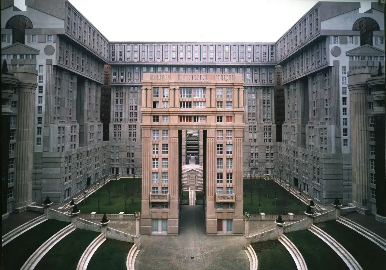 Il quartiere Les Espaces d'Abraxas, opera di Ricardo Bofill, con la sua architettura monumentale e simmetrica, crea un'impressione di grandezza.
