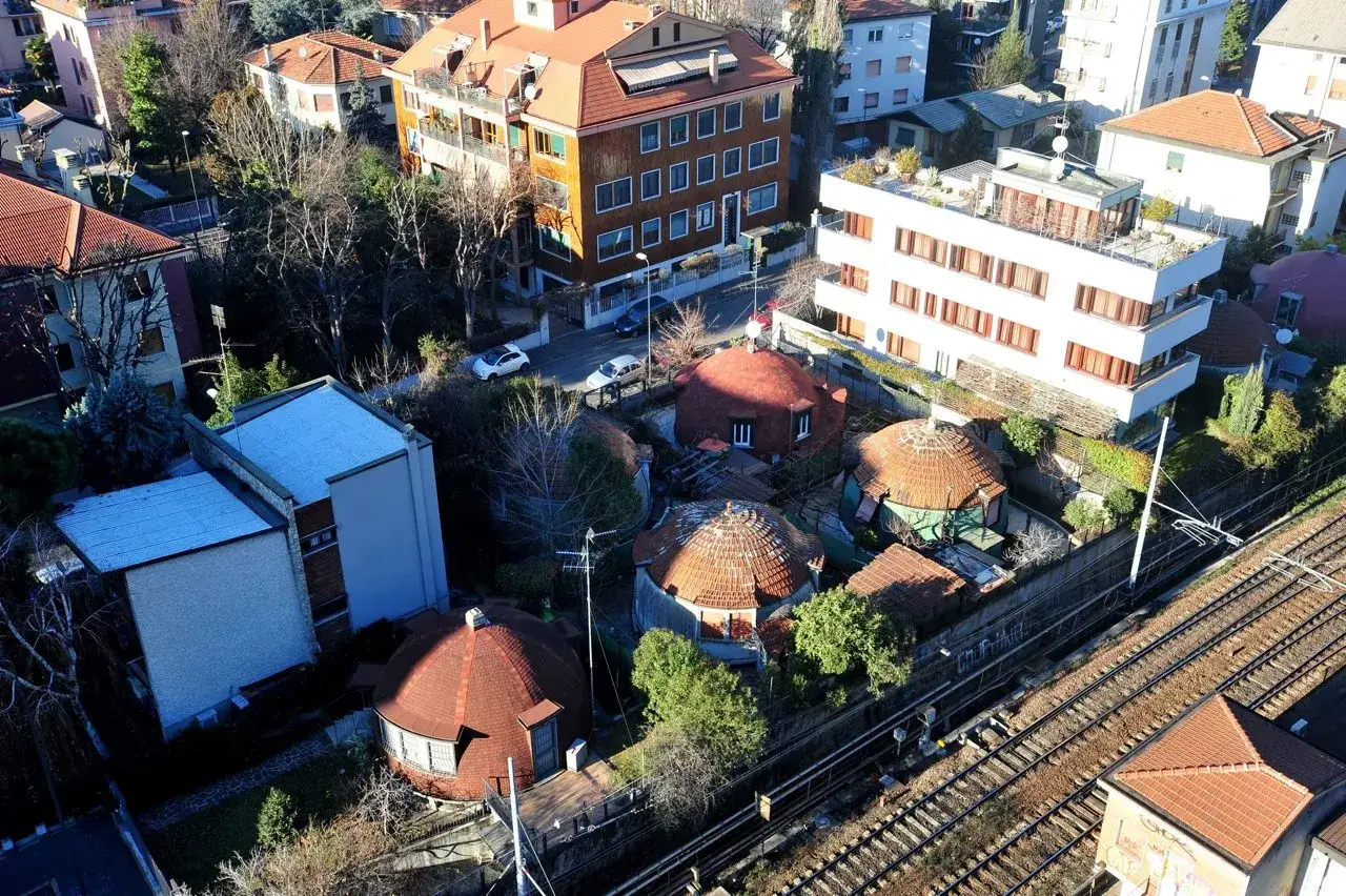 Case igloo a Milano, un quartiere unico con tetti a cupola che si affaccia sui binari del treno.