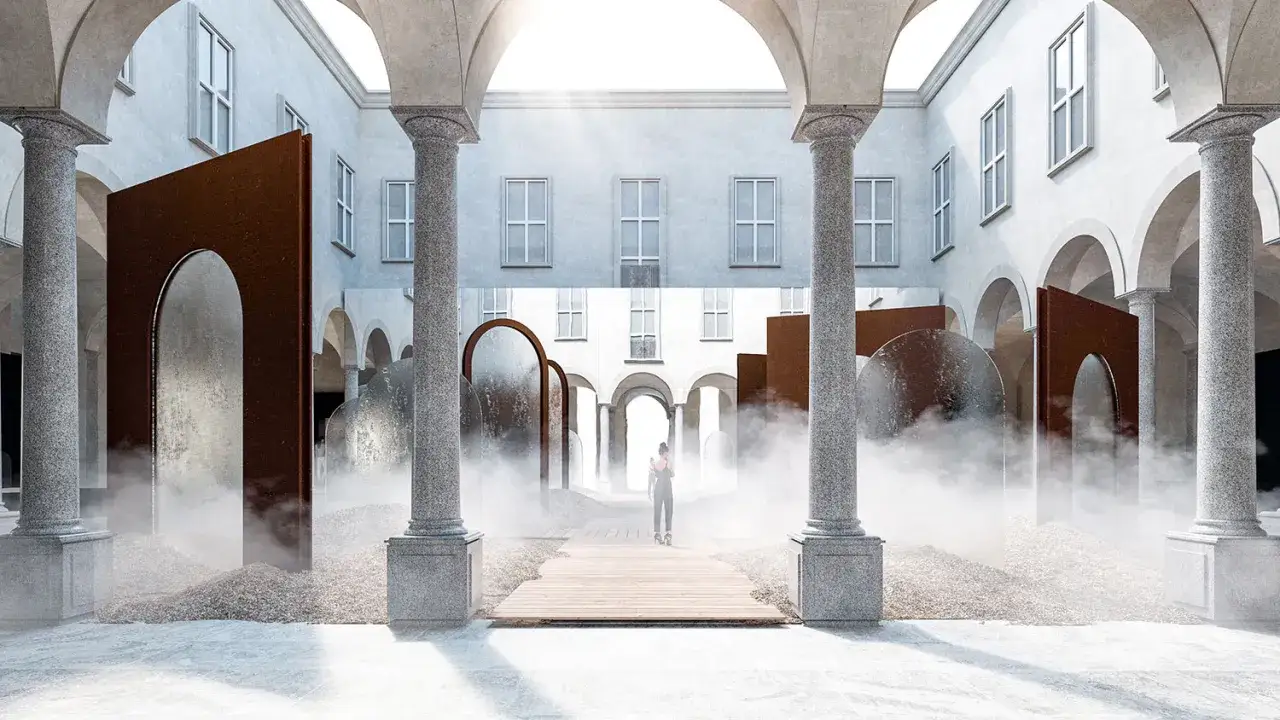 Installazione artistica con archi metallici e specchi in un cortile, un'installazione suggestiva per il Fuorisalone.