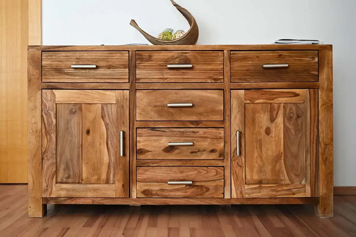 Mobile in legno massiccio con cassetti e ante. Per come rendere stabile un mobile, assicurati che sia ben livellato sul pavimento.
