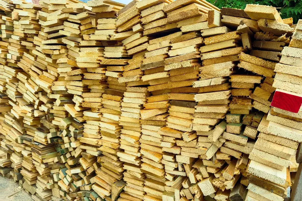 Un'enorme pila di assi di legno grezzo, pronte per essere trasformate. Questo &egrave; il legno, materiale versatile e naturale.