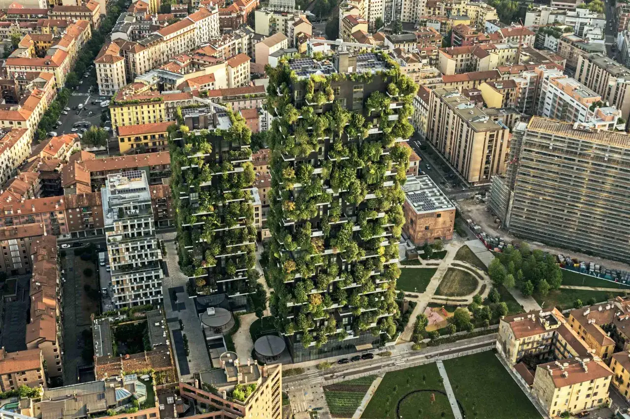 Il bosco verticale di Milano, un'oasi verde tra i palazzi, con alberi e piante che ricoprono le facciate.