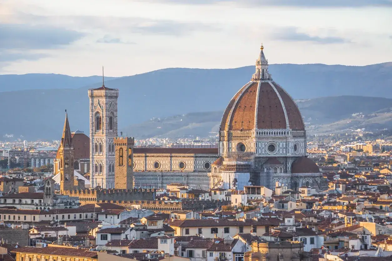 Firenze al tramonto, con la cupola del Duomo, capolavoro delle opere di Brunelleschi, che domina il panorama.