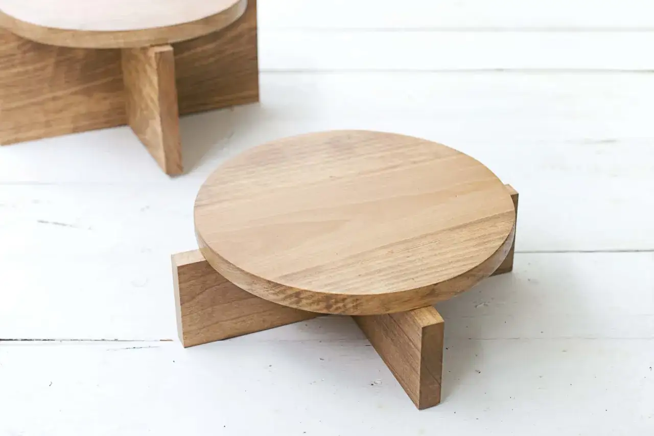 Eleganti rialzi per vasi piante fai da te in legno naturale, perfetti per dare un tocco di stile alla tua casa.