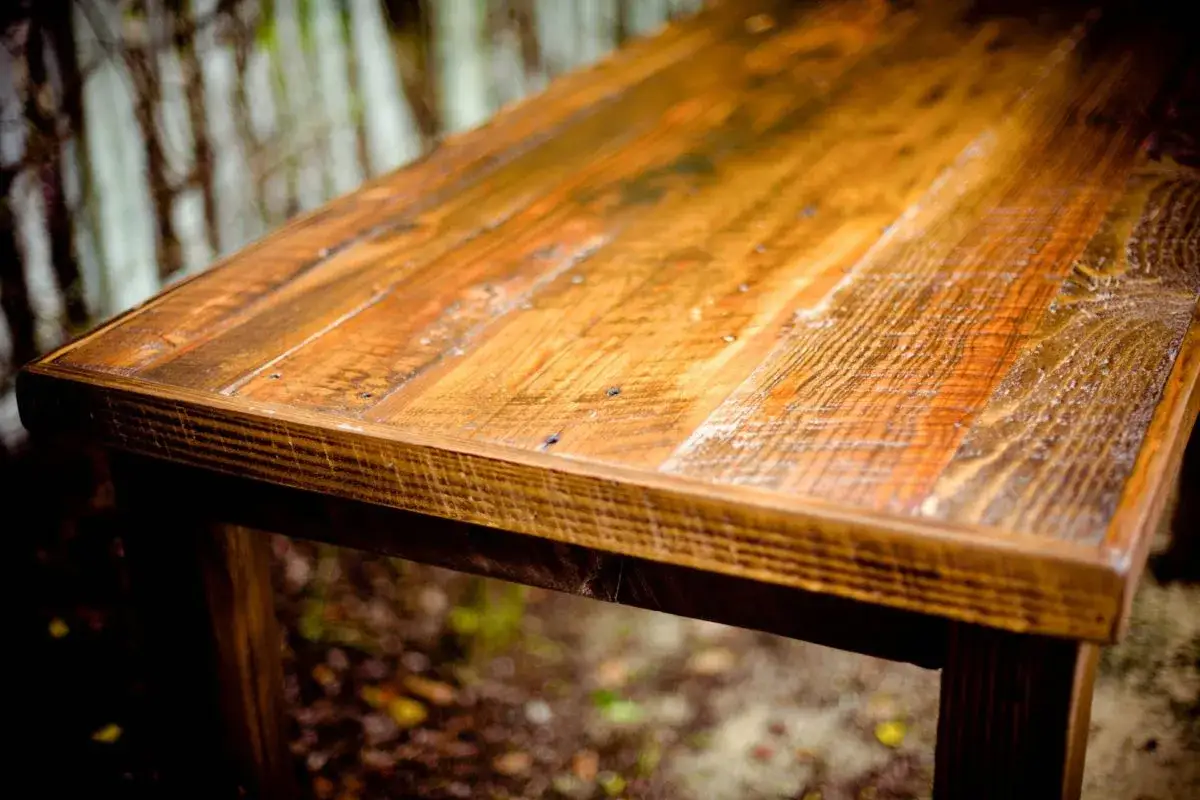 Tavolo in legno grezzo trattato con olio di oliva, con venature evidenti e un aspetto rustico.