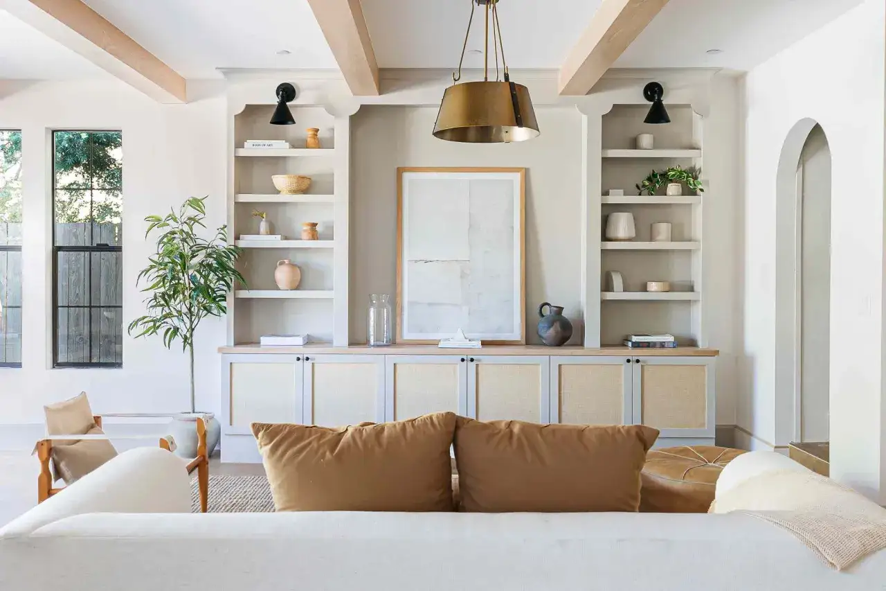 Parete attrezzata fai da te con mensole, quadri e mobili contenitori in rattan. Un tocco di design moderno e funzionale.