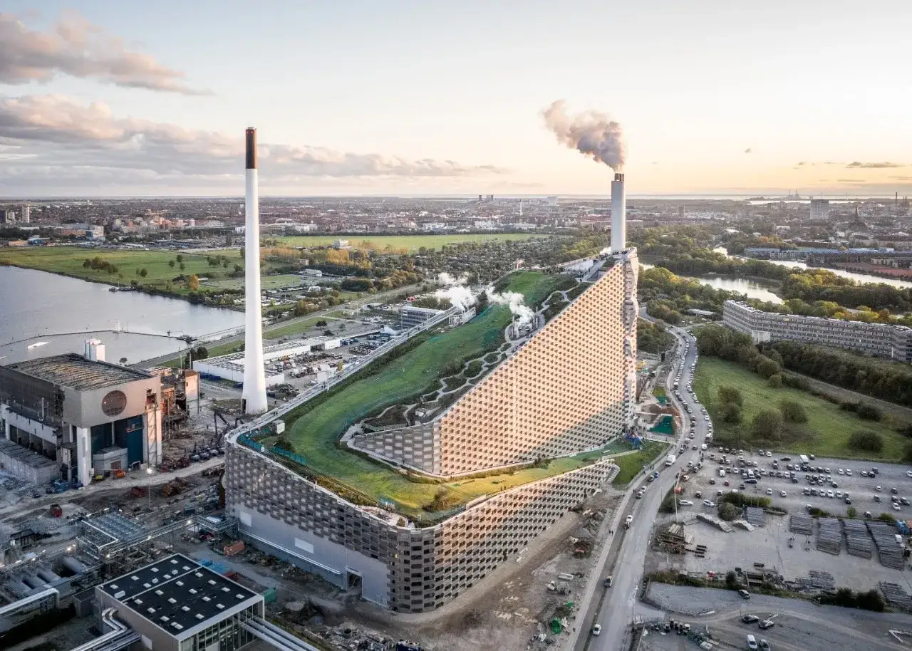 Impianto di termovalorizzazione con tetto verde e pista da sci, un'opera visionaria di Bjarke Ingels.