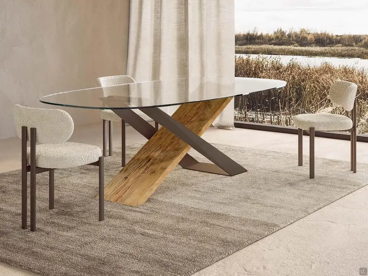 Tavolo moderno con piano in vetro e base in metallo e legno grezzo. Ottime idee per dipingere un tavolo con questo stile.