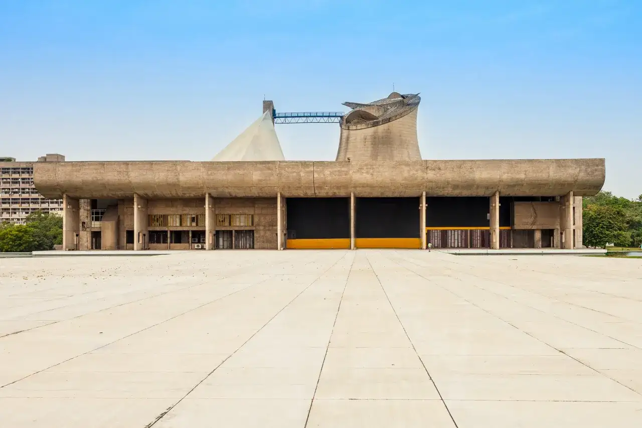 Palazzo dell'Assemblea a Chandigarh, capolavoro di Le Corbusier, con la sua imponente struttura in cemento e la torre.