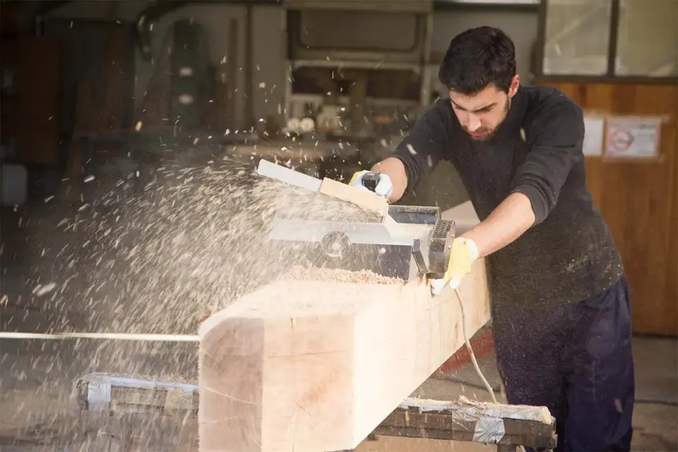 Piallare il legno, come farlo bene e quale pialla scegliere